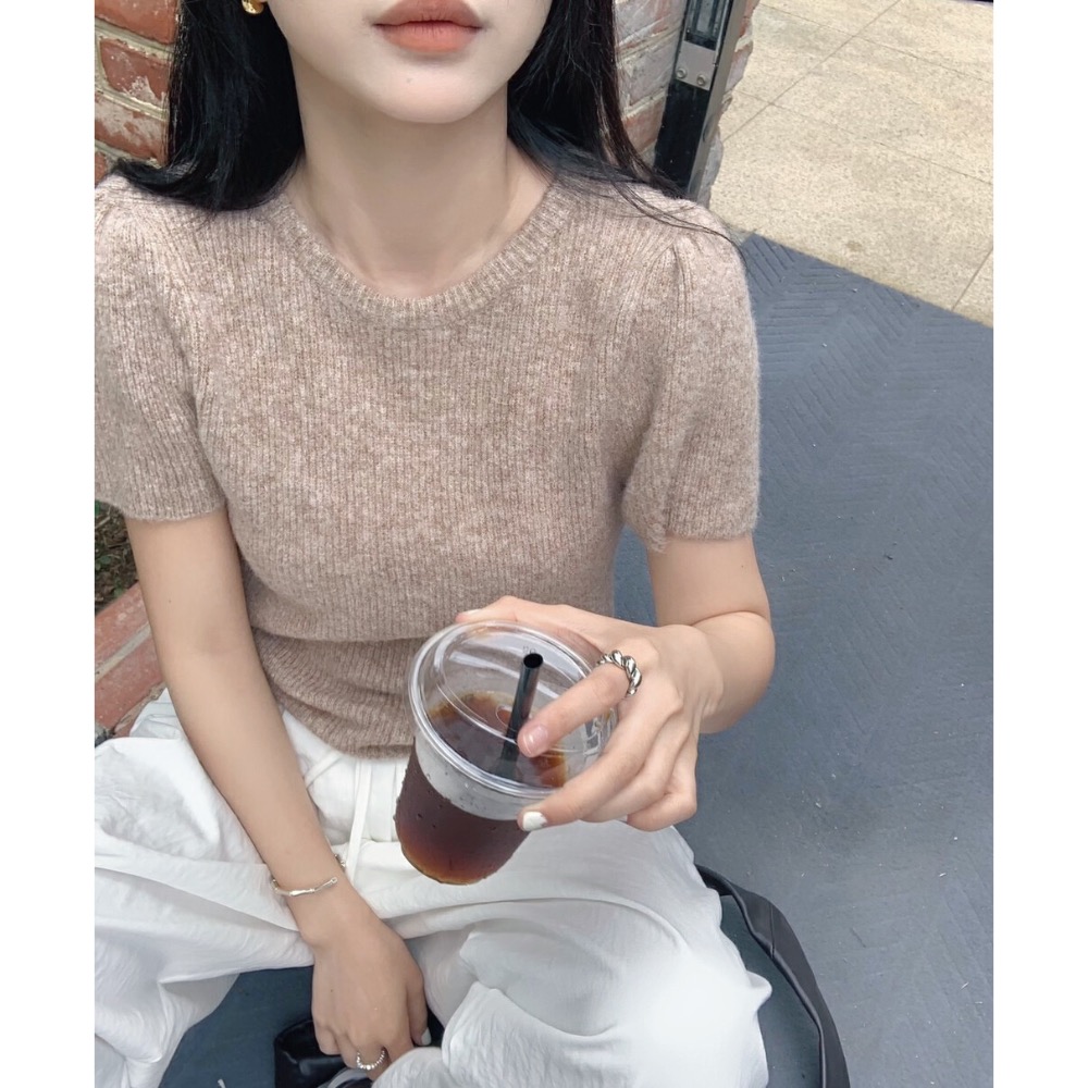 現貨 大碼友善 百搭顯瘦 立體抓皺公主袖 條紋針織 柔軟簡約圓領短袖短版上衣 粉/咖 2色-細節圖6