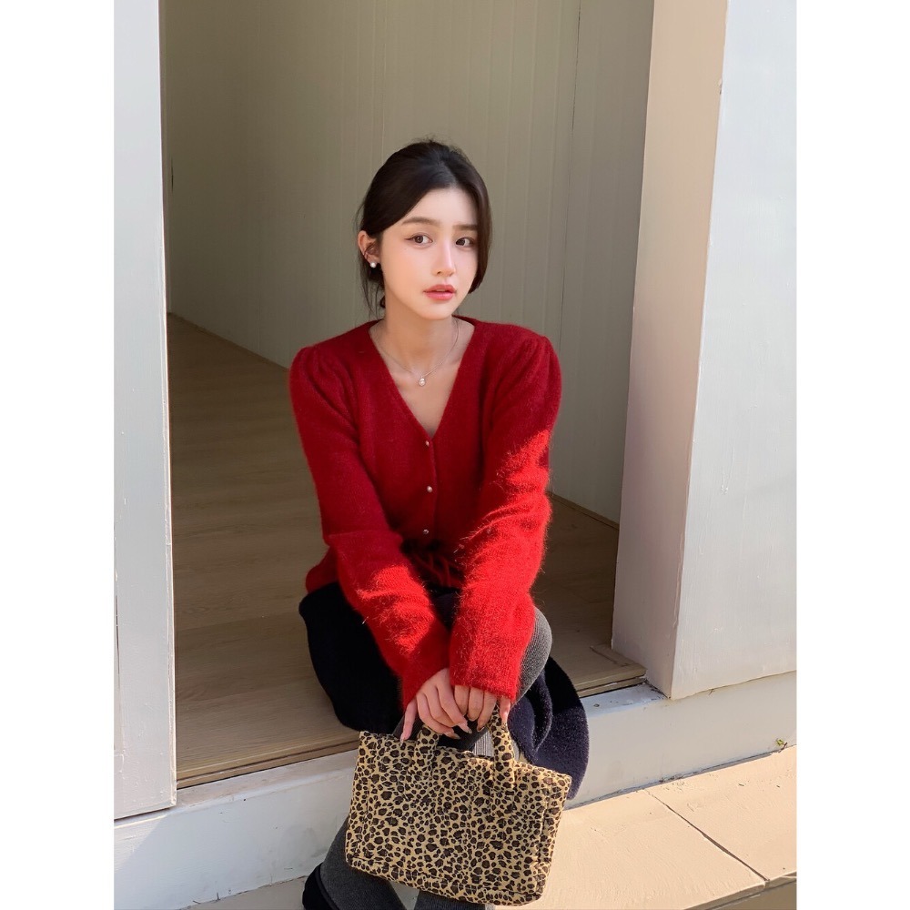 ［台中現貨⚡️］情人節封面氣質綁帶珍珠款！V領顯瘦腰身毛衣（含20%兔毛）-細節圖5