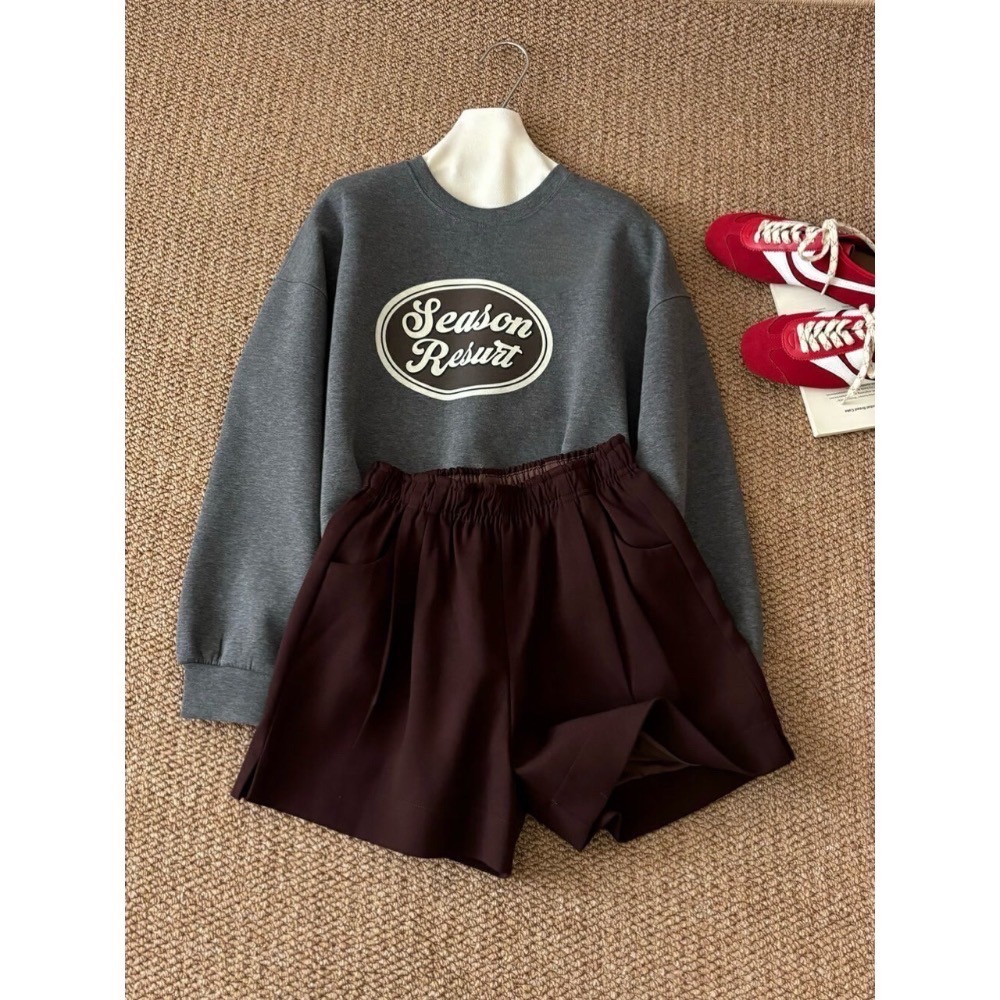 ［台中現貨⚡️］202512歐洲旅拍新品小資💘超百搭值得包色的A字顯瘦版型！彈性腰圍斜紋布下擺開叉短褲3色現貨-細節圖2