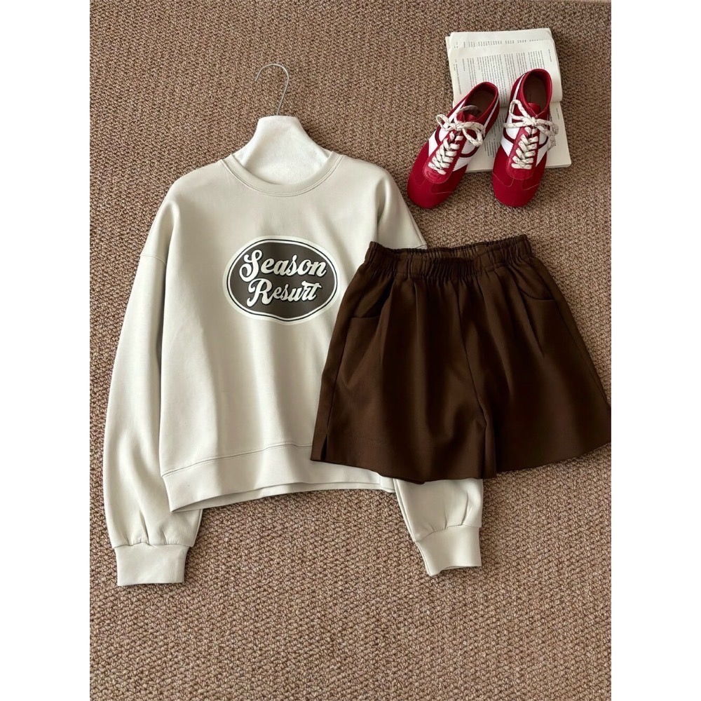 ［台中現貨⚡️］202512歐洲旅拍新品小資💘超百搭值得包色的A字顯瘦版型！彈性腰圍斜紋布下擺開叉短褲3色現貨-細節圖3