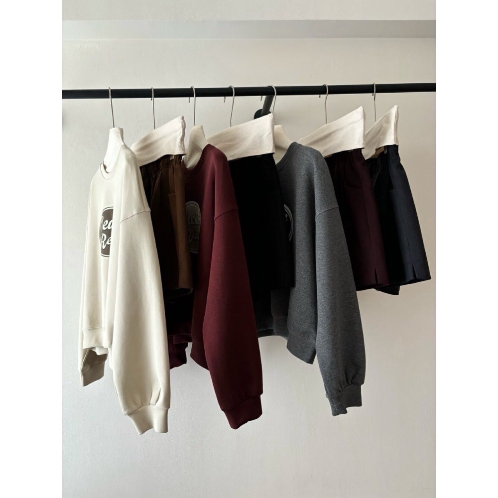 ［台中現貨⚡️］202512歐洲旅拍新品小資💘超百搭值得包色的A字顯瘦版型！彈性腰圍斜紋布下擺開叉短褲3色現貨-細節圖4