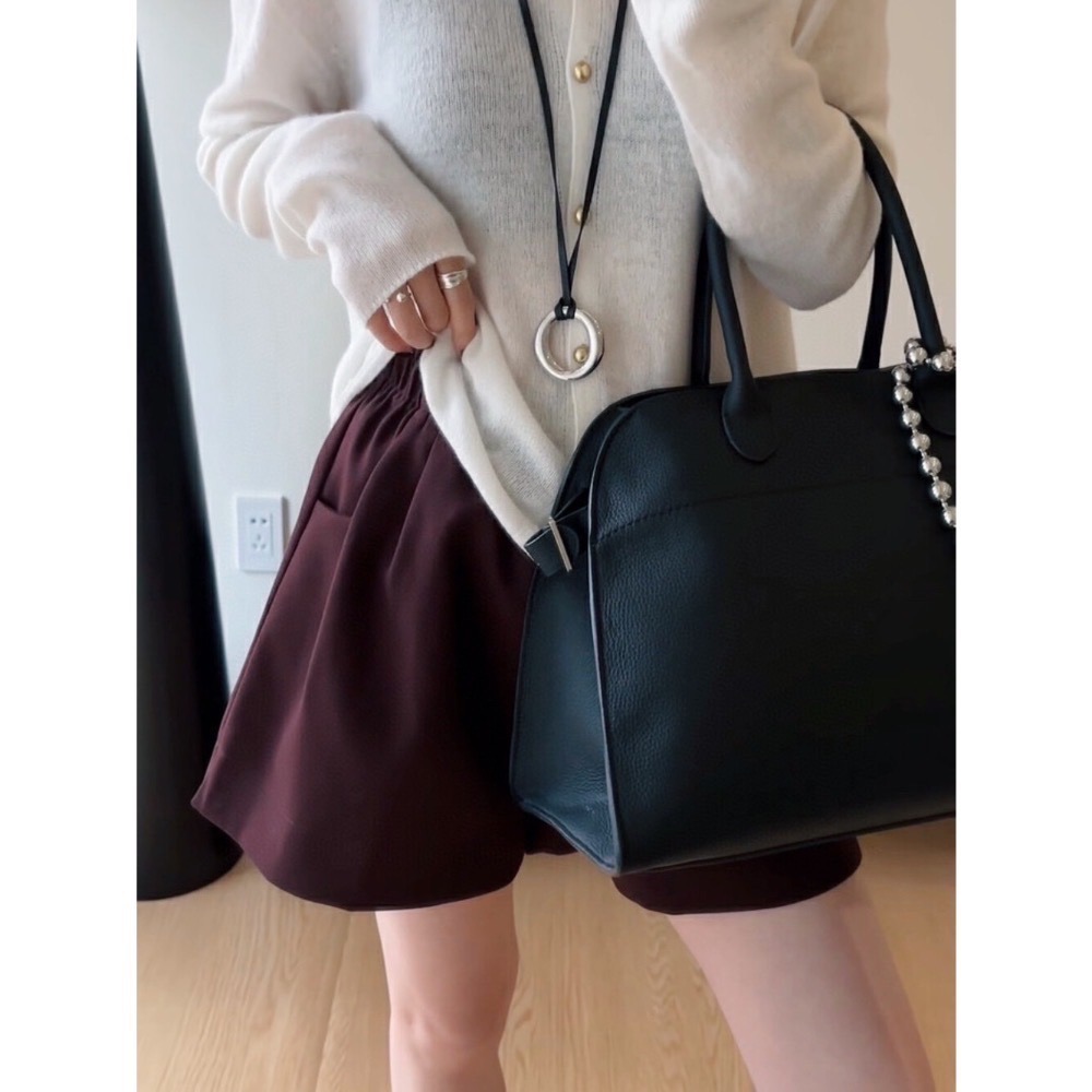 ［台中現貨⚡️］202512歐洲旅拍新品小資💘超百搭值得包色的A字顯瘦版型！彈性腰圍斜紋布下擺開叉短褲3色現貨-細節圖7