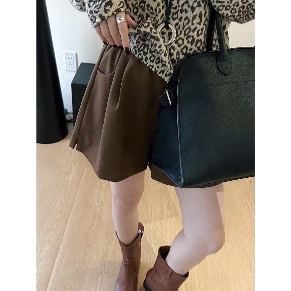 ［台中現貨⚡️］202512歐洲旅拍新品小資💘超百搭值得包色的A字顯瘦版型！彈性腰圍斜紋布下擺開叉短褲3色現貨-細節圖8