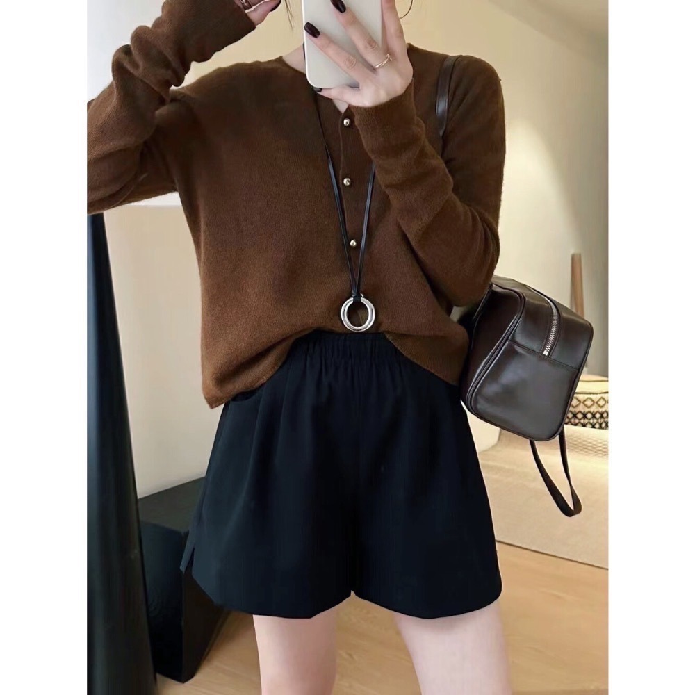 ［台中現貨⚡️］202512歐洲旅拍新品小資💘超百搭值得包色的A字顯瘦版型！彈性腰圍斜紋布下擺開叉短褲3色現貨-細節圖9