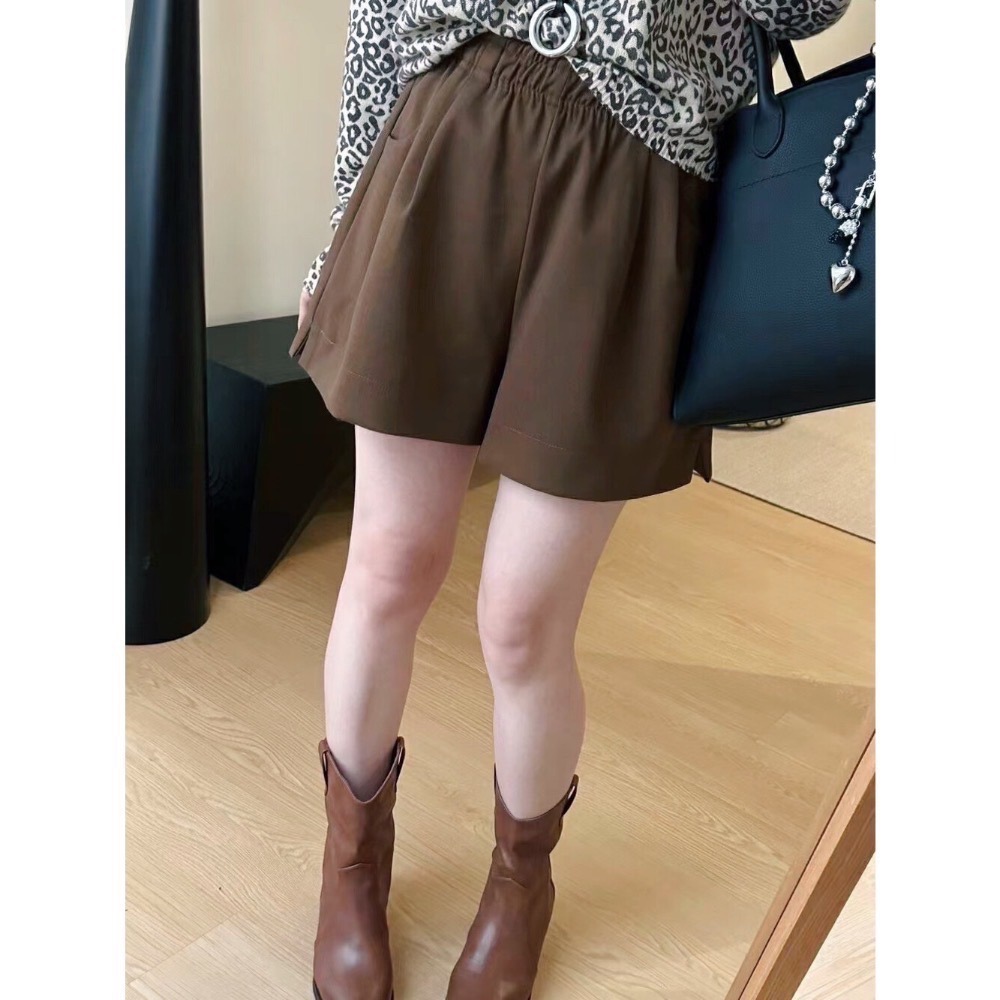 ［台中現貨⚡️］202512歐洲旅拍新品小資💘超百搭值得包色的A字顯瘦版型！彈性腰圍斜紋布下擺開叉短褲3色現貨-細節圖10