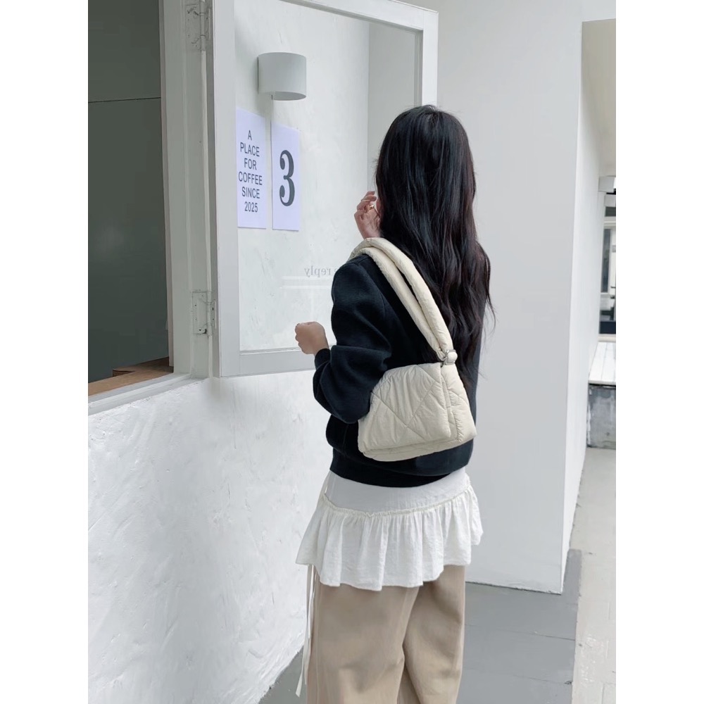 台中現貨⚡️超可愛大容量、澎澎兩背包黑色、米白2色現貨 可斜背 肩背 腋下包 雲朵包-細節圖9