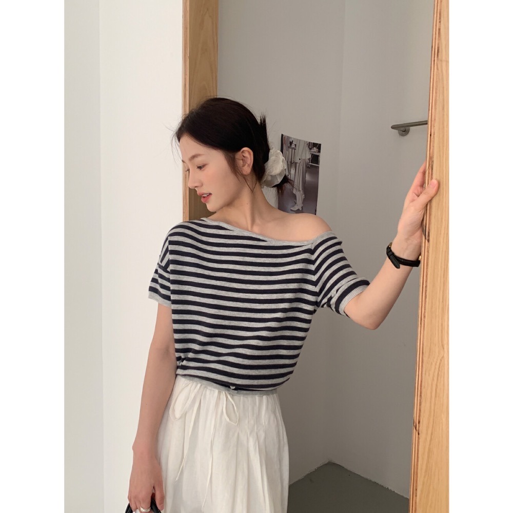 台中現貨⚡️氣質lady風 小露香肩 小香撞色 不對稱拼色斜領側扣短袖針織衫-細節圖5