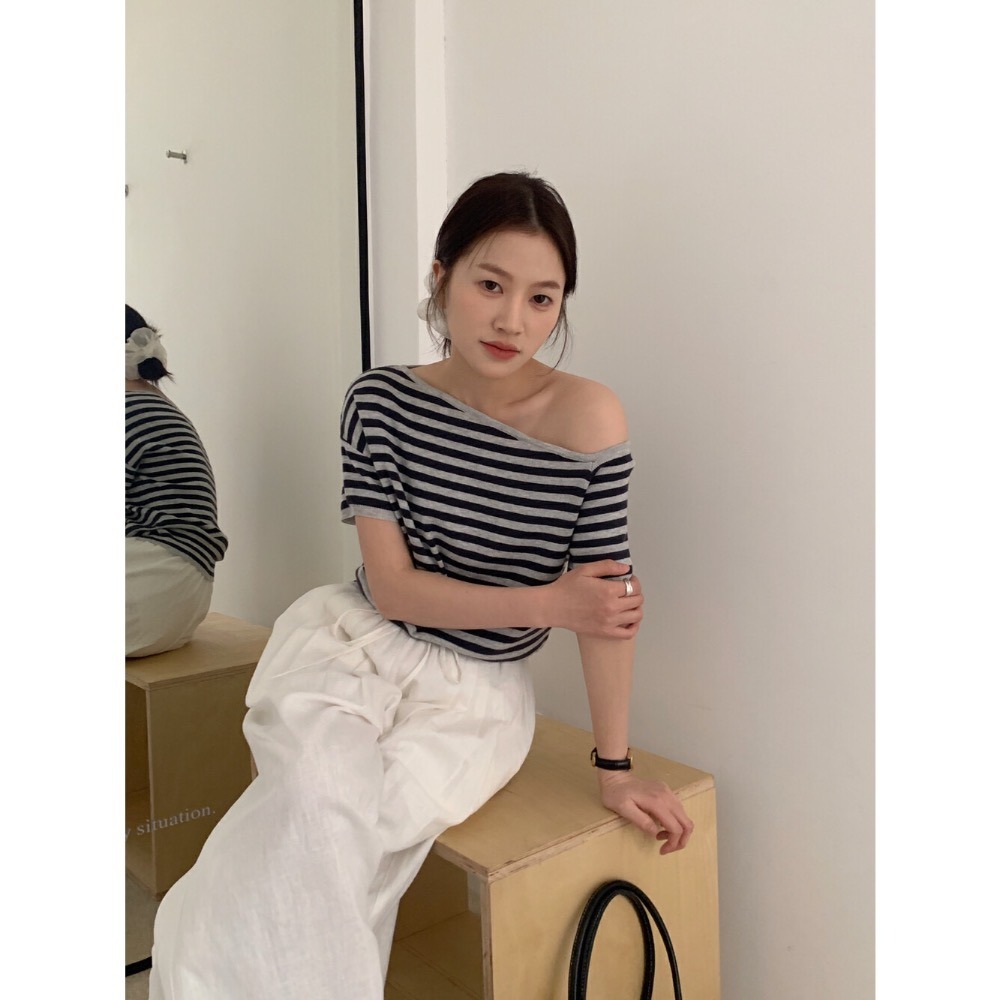 台中現貨⚡️氣質lady風 小露香肩 小香撞色 不對稱拼色斜領側扣短袖針織衫-細節圖6