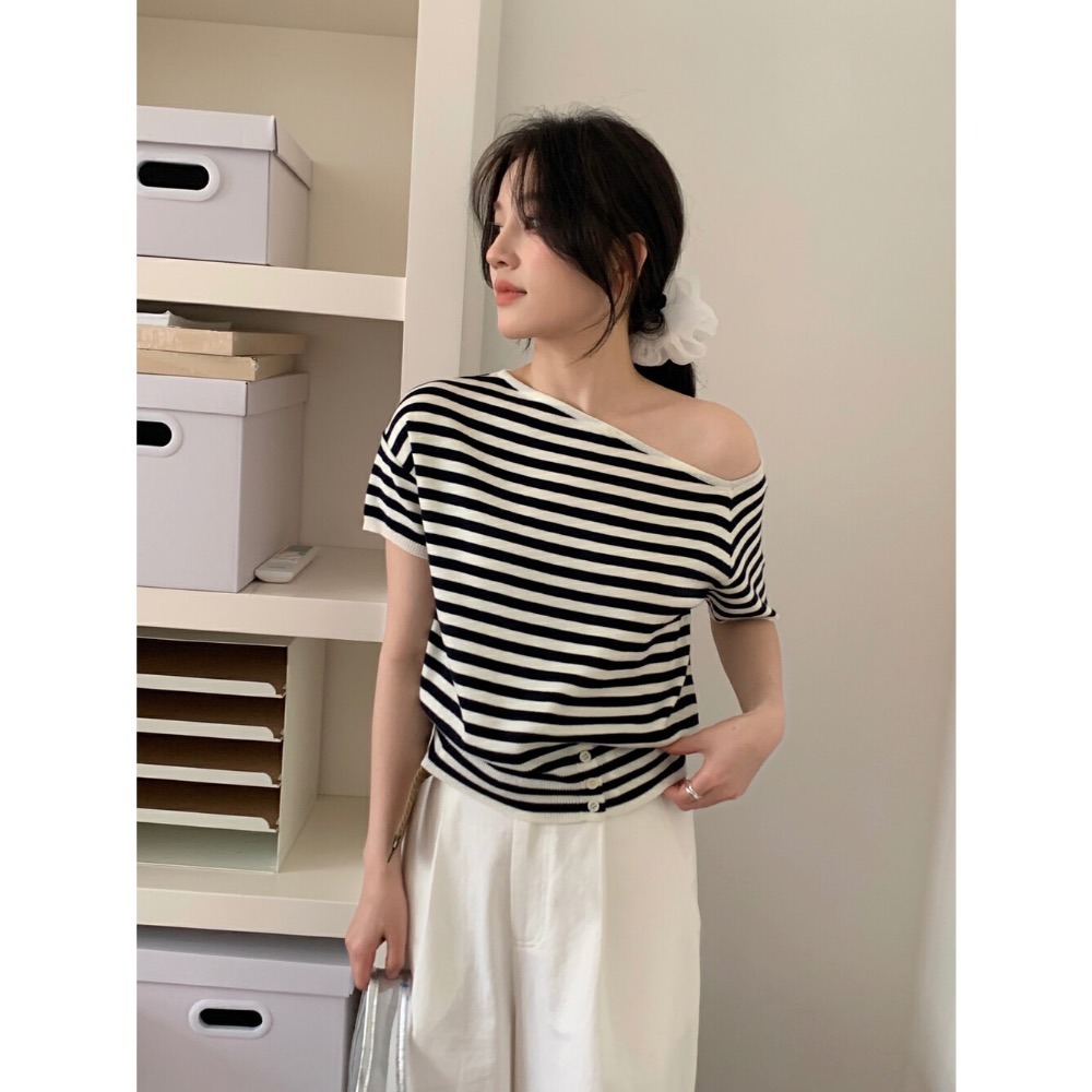 台中現貨⚡️氣質lady風 小露香肩 小香撞色 不對稱拼色斜領側扣短袖針織衫-細節圖7