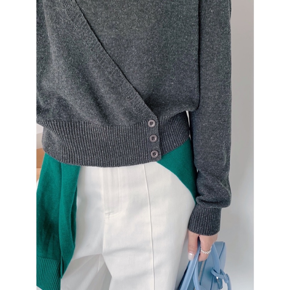 台中現貨⚡️簡約耐看單品 設計師款 不規則假兩件亞麻側扣套頭針織衫 削肩背心-細節圖4