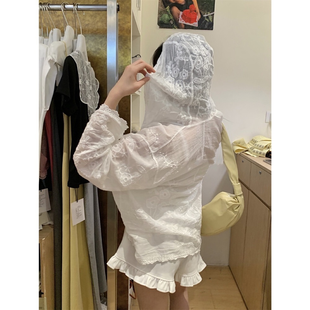 台中現貨⚡️必買‼️人間在逃仙女🧚‍♀️純欲天花板！設計感燒花布蕾絲蕾絲連帽防曬襯衫外套罩衫-細節圖2