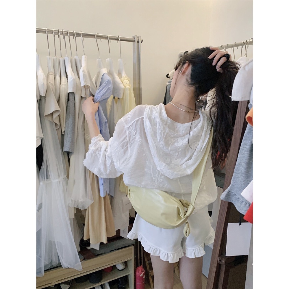 台中現貨⚡️必買‼️人間在逃仙女🧚‍♀️純欲天花板！設計感燒花布蕾絲蕾絲連帽防曬襯衫外套罩衫-細節圖9