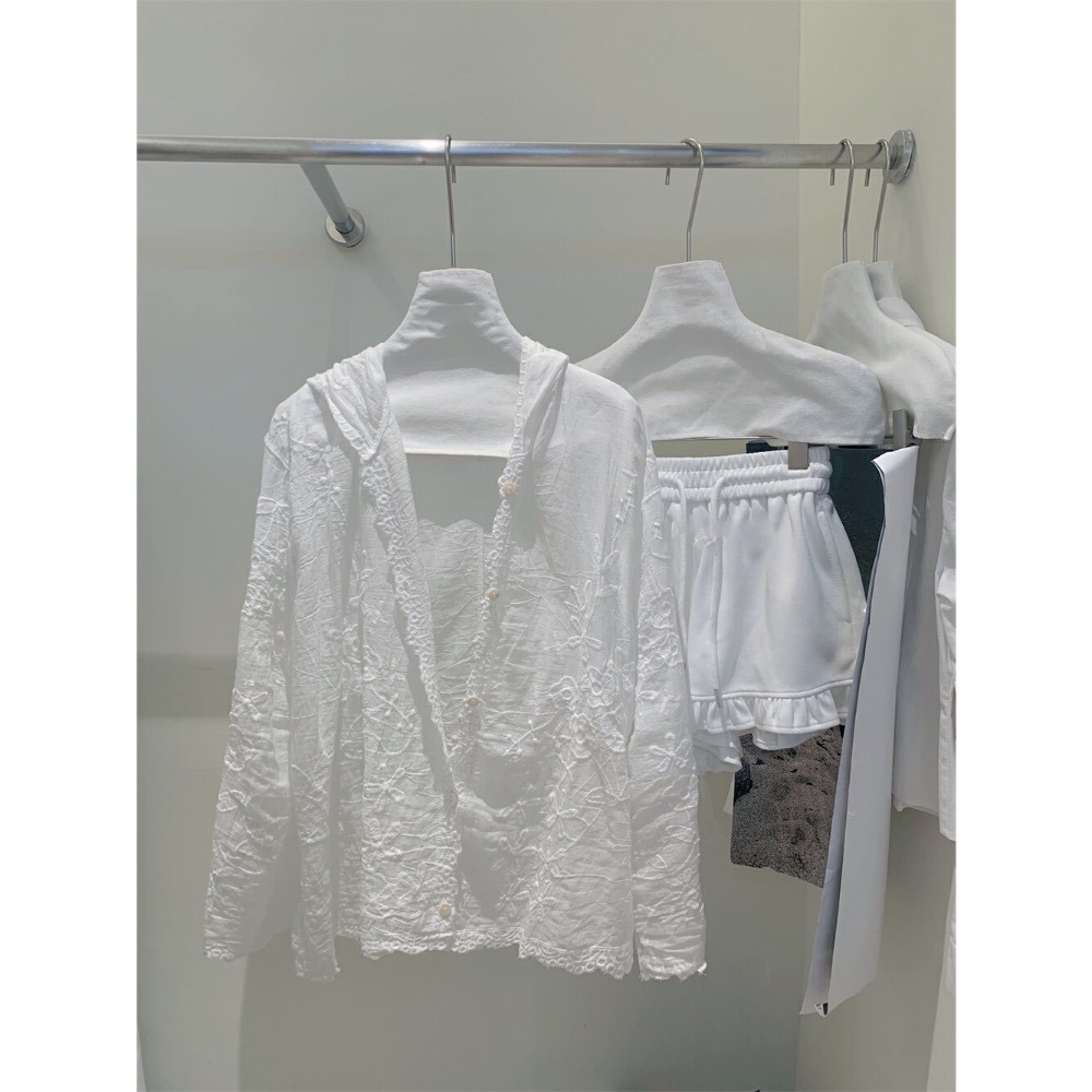 台中現貨⚡️必買‼️人間在逃仙女🧚‍♀️純欲天花板！設計感燒花布蕾絲蕾絲連帽防曬襯衫外套罩衫-細節圖10