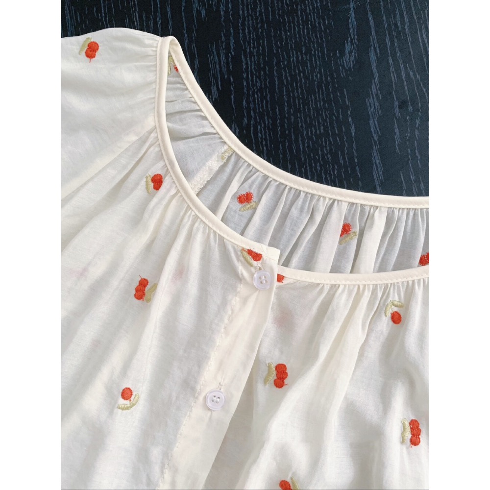 台中現貨⚡️法式復古甜心 🍬 立體刺繡碎花水玉點點圓點寬鬆顯瘦公主袖燈籠袖防曬罩衫襯衫-細節圖3