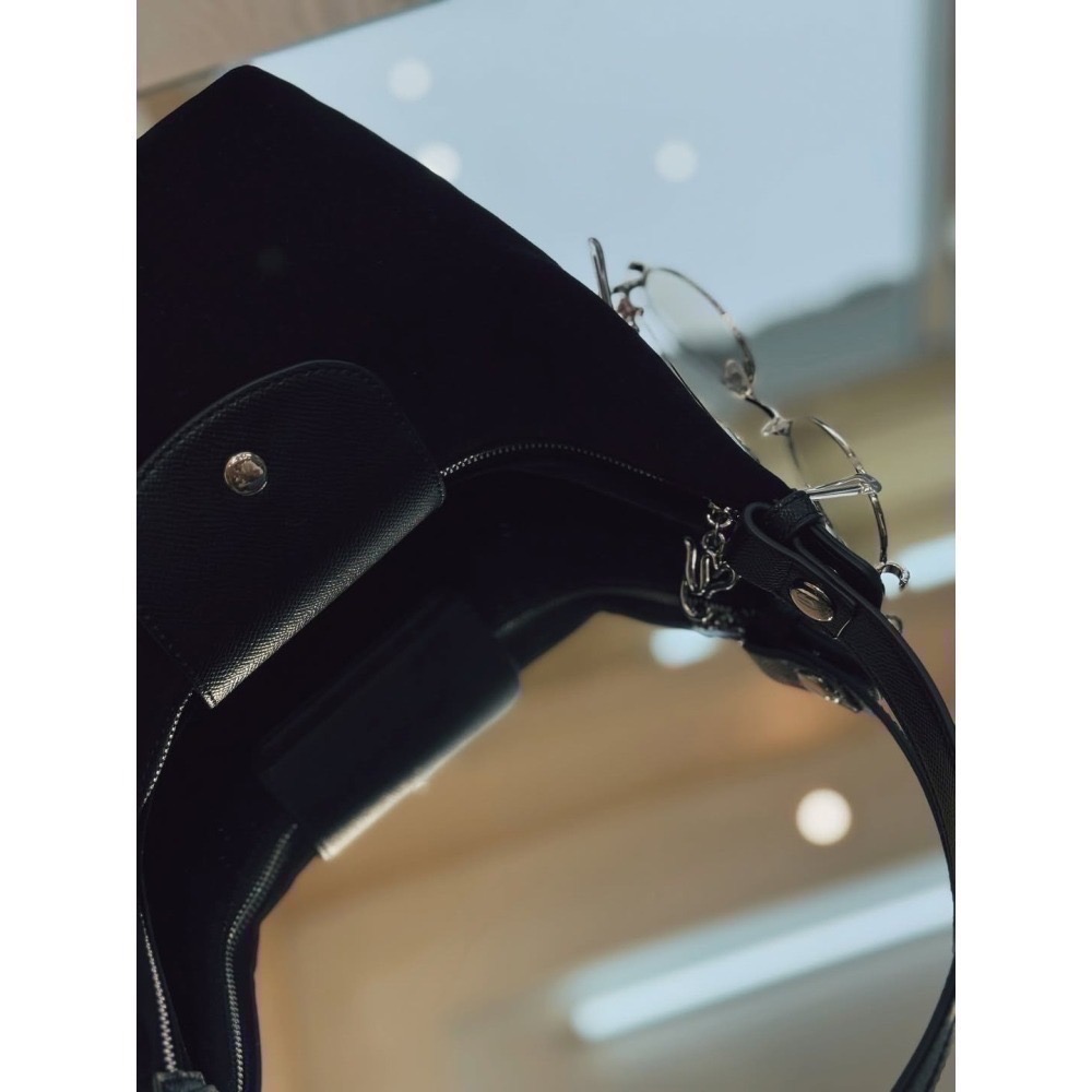 台中現貨 泰國Pony包品牌 小號MoYa 任2顆折100 麂皮材質 掀蓋腋下包 多背法 手提/肩背/斜跨-細節圖9