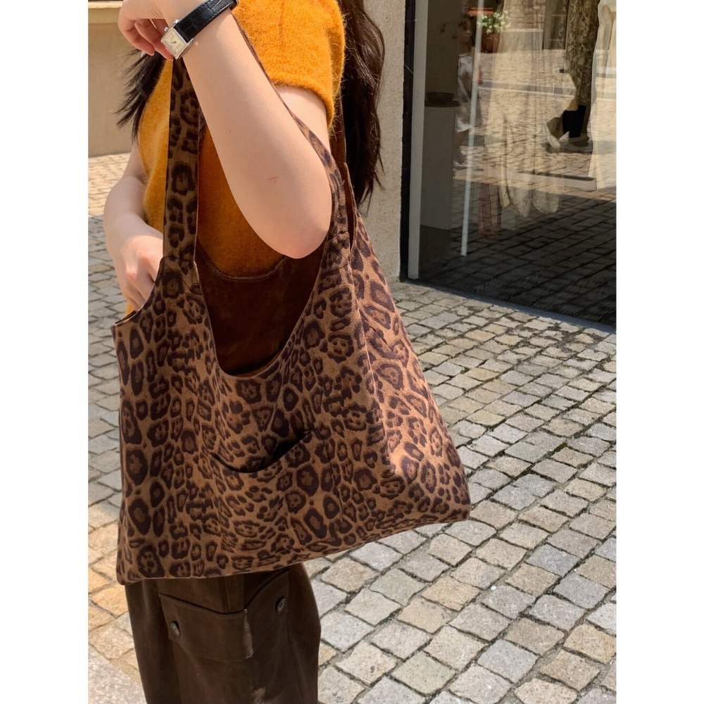 ［台中現貨⚡️］202511小資💘詢問度爆表 雙面麂皮豹紋A4大容量托特包-細節圖3