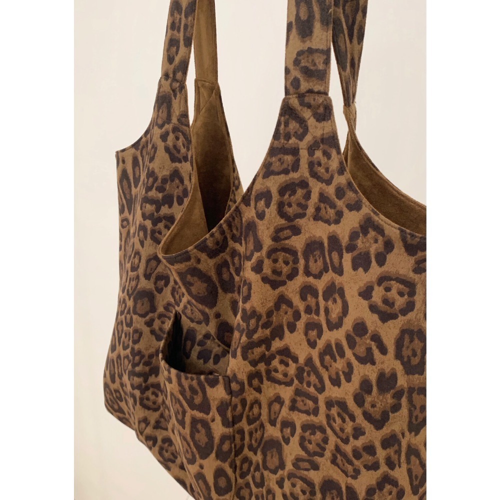 ［台中現貨⚡️］202511小資💘詢問度爆表 雙面麂皮豹紋A4大容量托特包-細節圖8