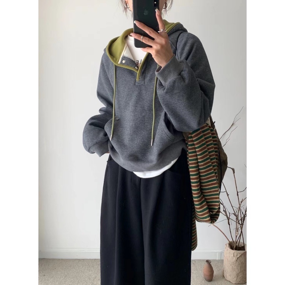 ［台中現貨⚡️］202511小資💘日常溫度～撞色暗扣刷絨帽T 3色-細節圖5