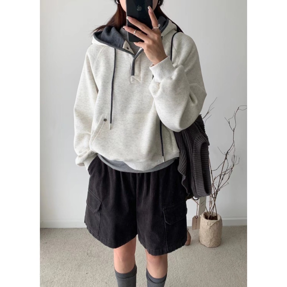 ［台中現貨⚡️］202511小資💘日常溫度～撞色暗扣刷絨帽T 3色-細節圖6