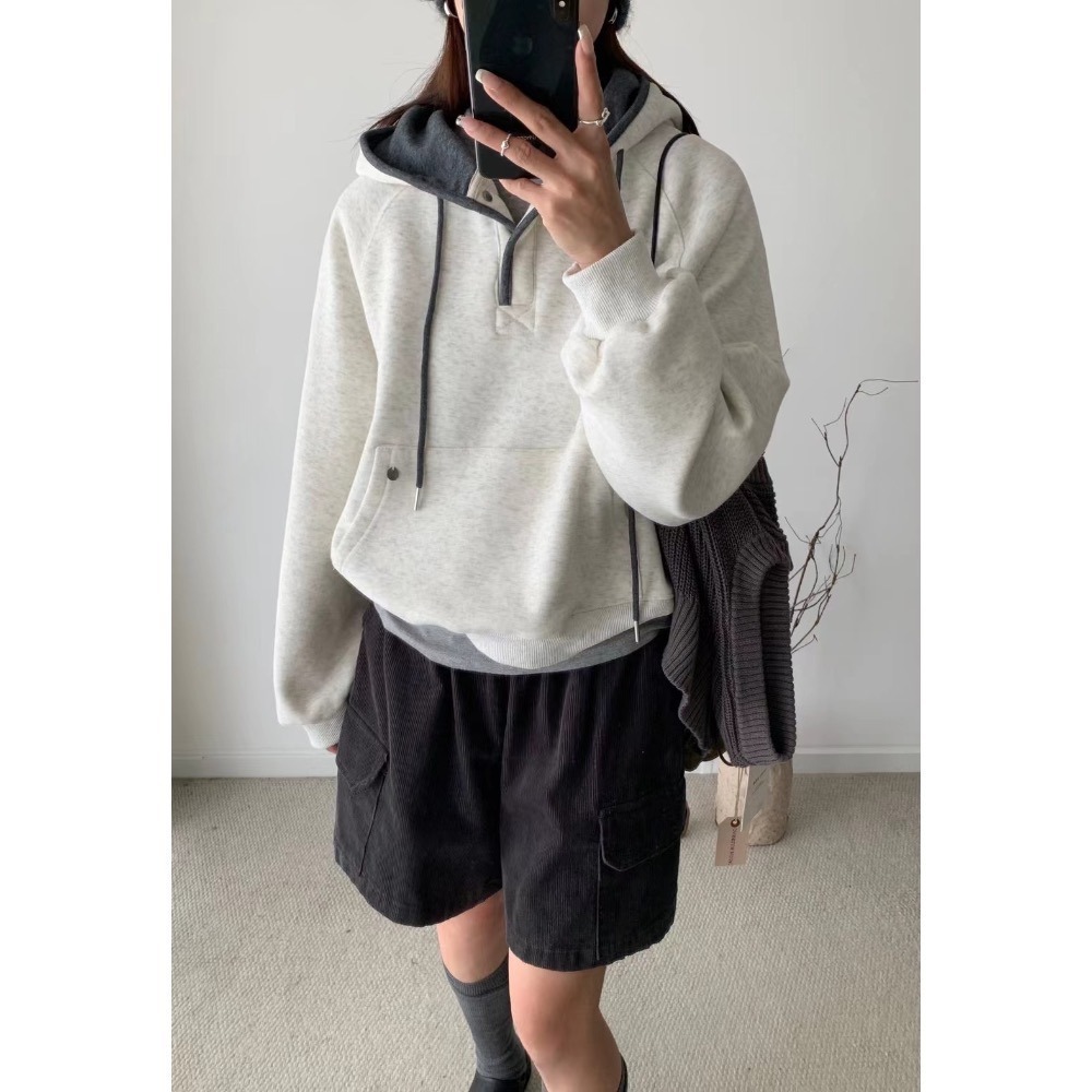 ［台中現貨⚡️］202511小資💘日常溫度～撞色暗扣刷絨帽T 3色-細節圖7