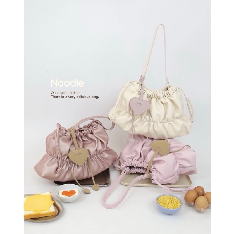 泰國8angles包品牌 Noodle 大容量 iPAID 送愛心掛飾 麂皮PU 拉鍊 雲朵包 餃子包-細節圖3