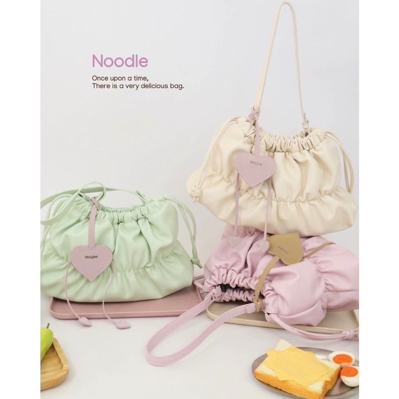 泰國8angles包品牌 Noodle 大容量 iPAID 送愛心掛飾 麂皮PU 拉鍊 雲朵包 餃子包-細節圖5