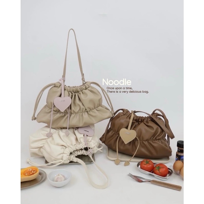 泰國8angles包品牌 Noodle 大容量 iPAID 送愛心掛飾 麂皮PU 拉鍊 雲朵包 餃子包-細節圖8