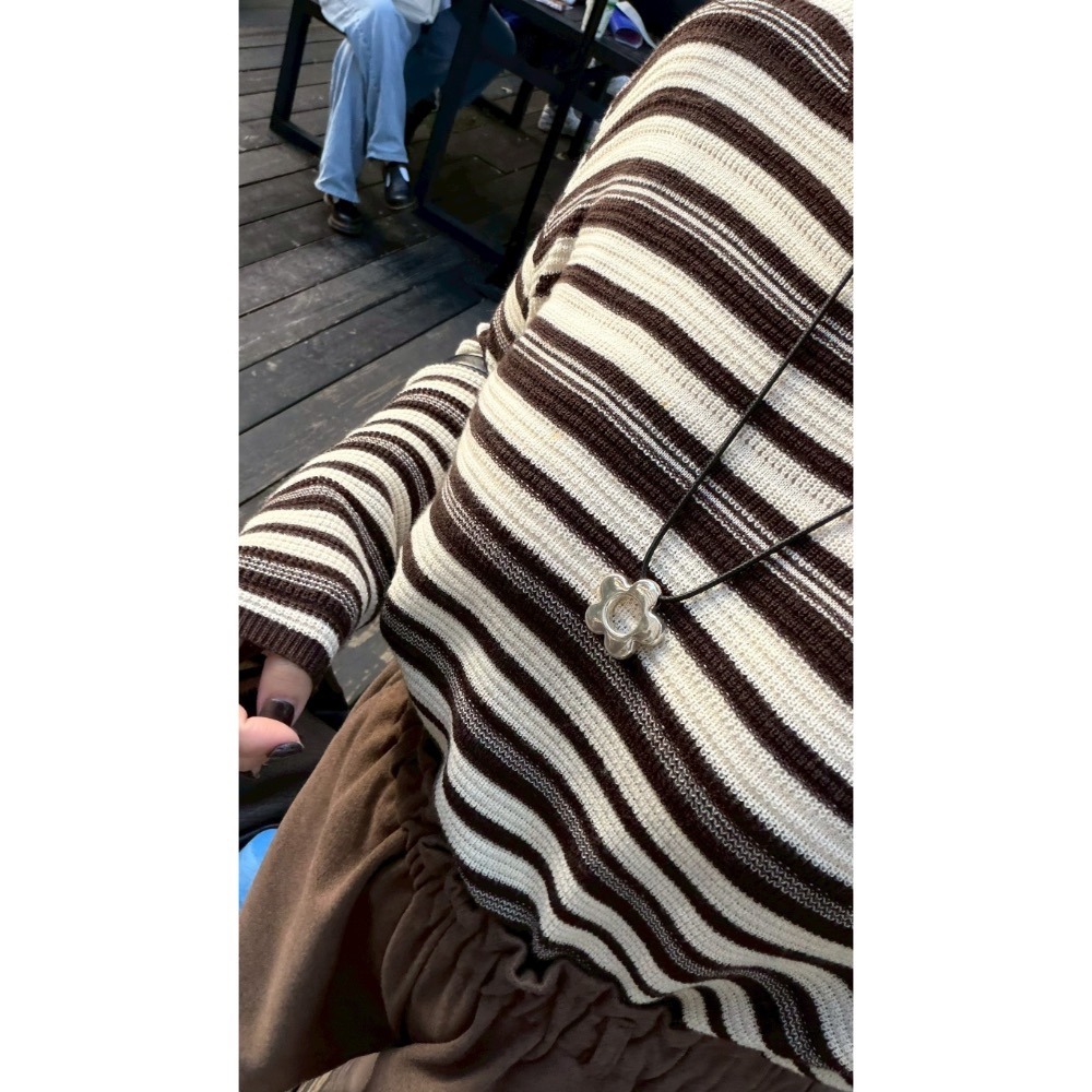 ［台中現貨⚡️］202511小資💘獨家訂製款🍂溫柔秋光～彈性百搭顯瘦條紋薄針織上衣 2色-細節圖3