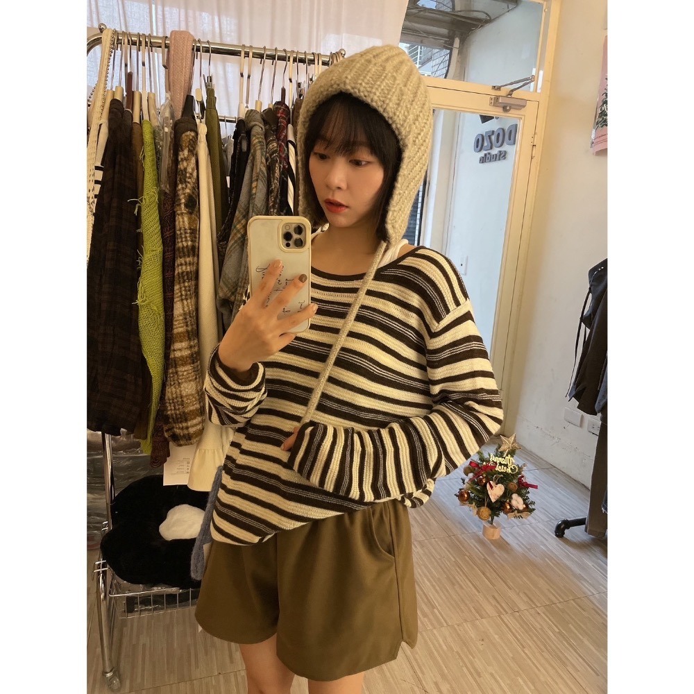 ［台中現貨⚡️］202511小資💘獨家訂製款🍂溫柔秋光～彈性百搭顯瘦條紋薄針織上衣 2色-細節圖9