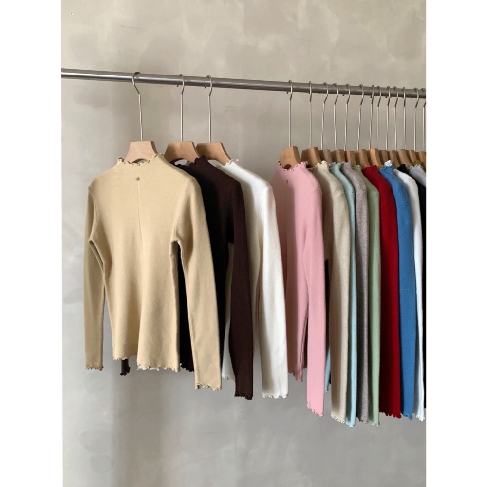 ［台中現貨⚡️］202511小資💘18色必包色彈性針織內搭 韓系一顆扣 半高領波浪滾花邊 打底衫-細節圖4