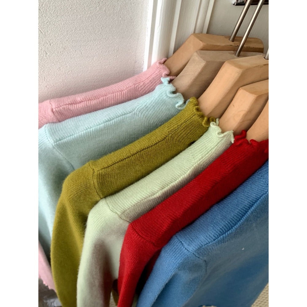 ［台中現貨⚡️］202511小資💘18色必包色彈性針織內搭 韓系一顆扣 半高領波浪滾花邊 打底衫-細節圖6