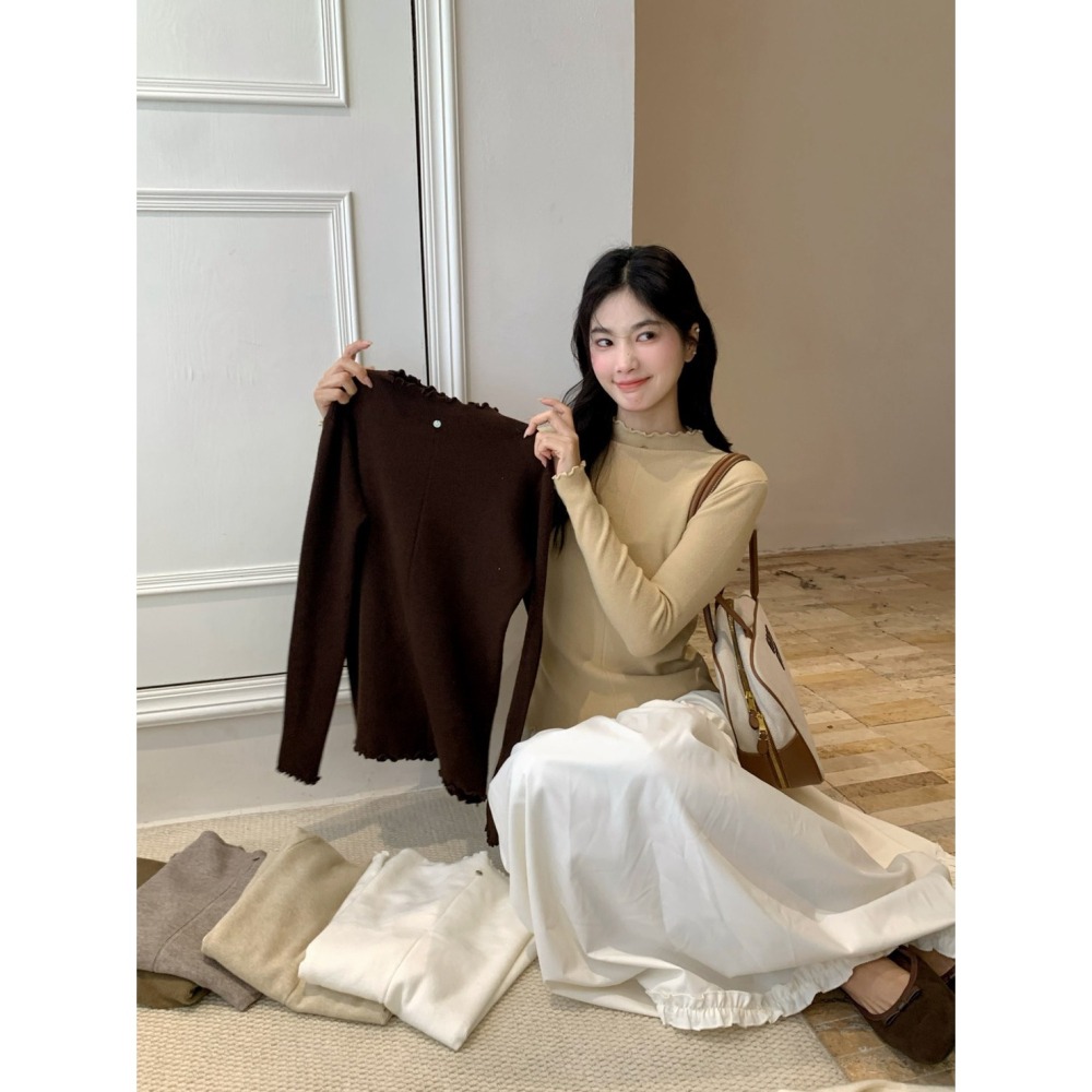 ［台中現貨⚡️］202511小資💘18色必包色彈性針織內搭 韓系一顆扣 半高領波浪滾花邊 打底衫-細節圖9