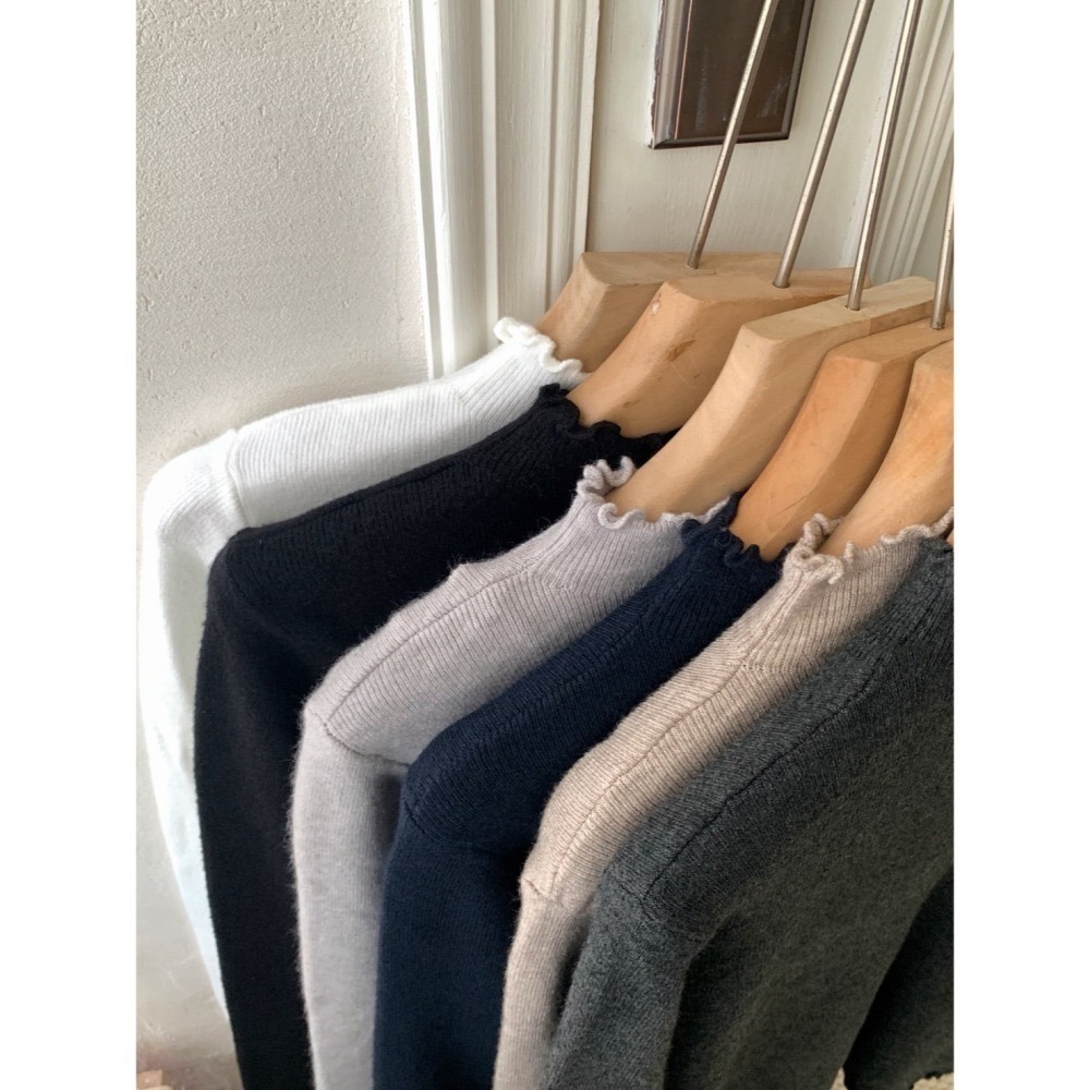 ［台中現貨⚡️］202512歐洲旅拍新品小資 💘18色必包色彈性針織內搭 韓系一顆扣 半高領波浪滾花邊 打底衫-細節圖5