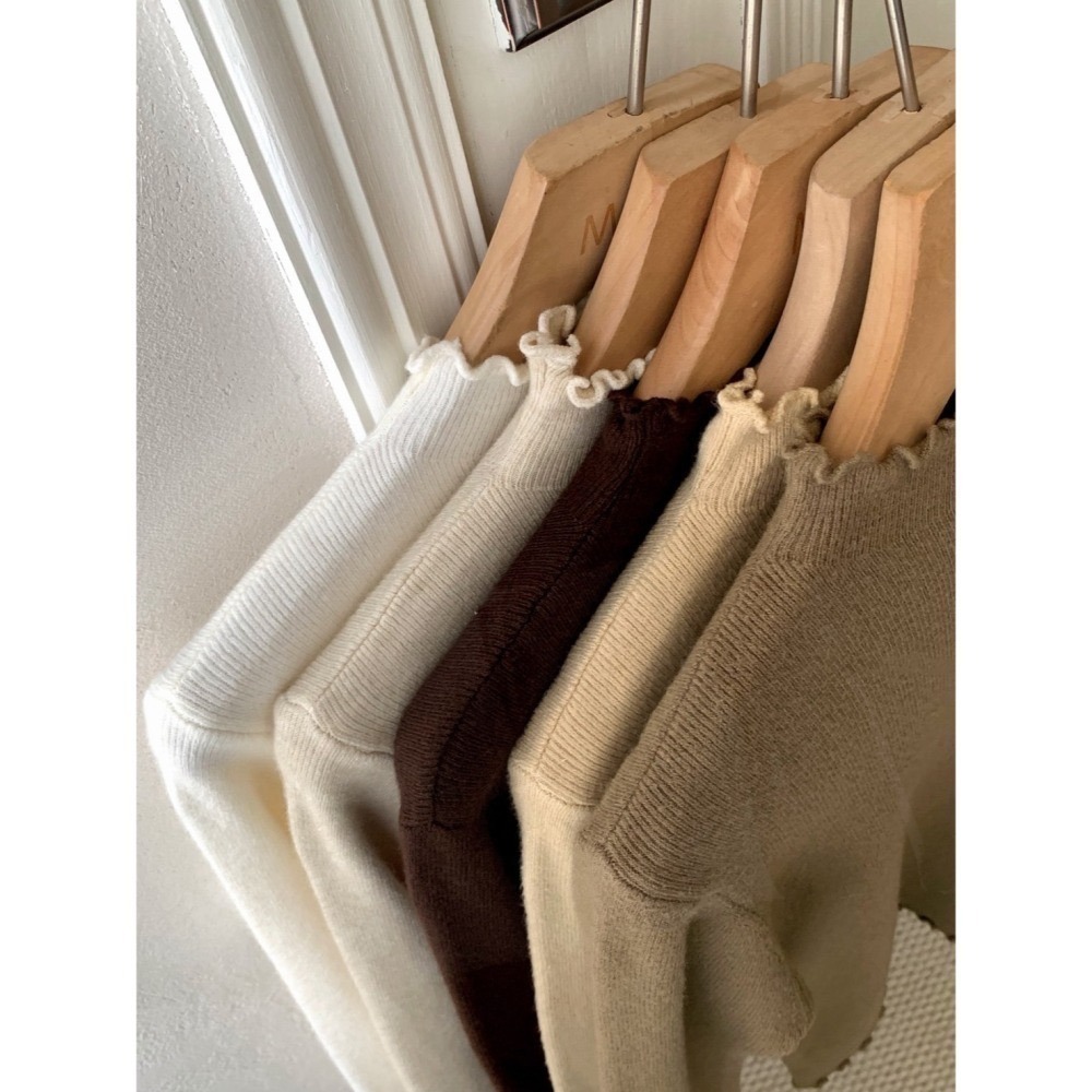 ［台中現貨⚡️］202512歐洲旅拍新品小資 💘18色必包色彈性針織內搭 韓系一顆扣 半高領波浪滾花邊 打底衫-細節圖7