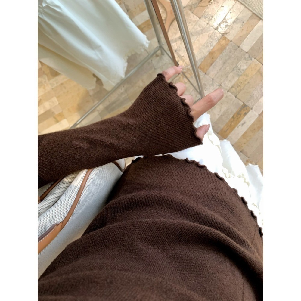 ［台中現貨⚡️］202512歐洲旅拍新品小資 💘18色必包色彈性針織內搭 韓系一顆扣 半高領波浪滾花邊 打底衫-細節圖11