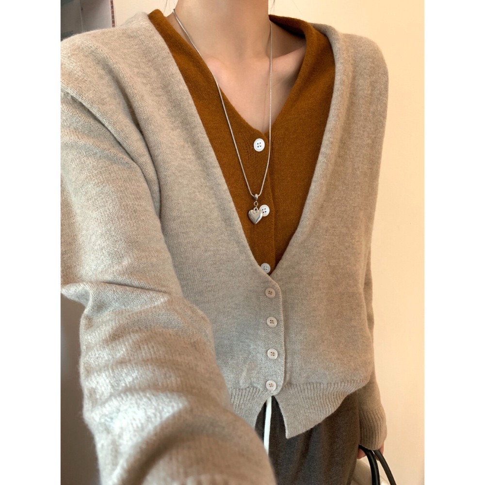 ［台中現貨⚡️］202511小資💘小眾設計感 6%羊毛 撞色假二件 顯瘦V領針織開衫 大胸友善 5色-規格圖11