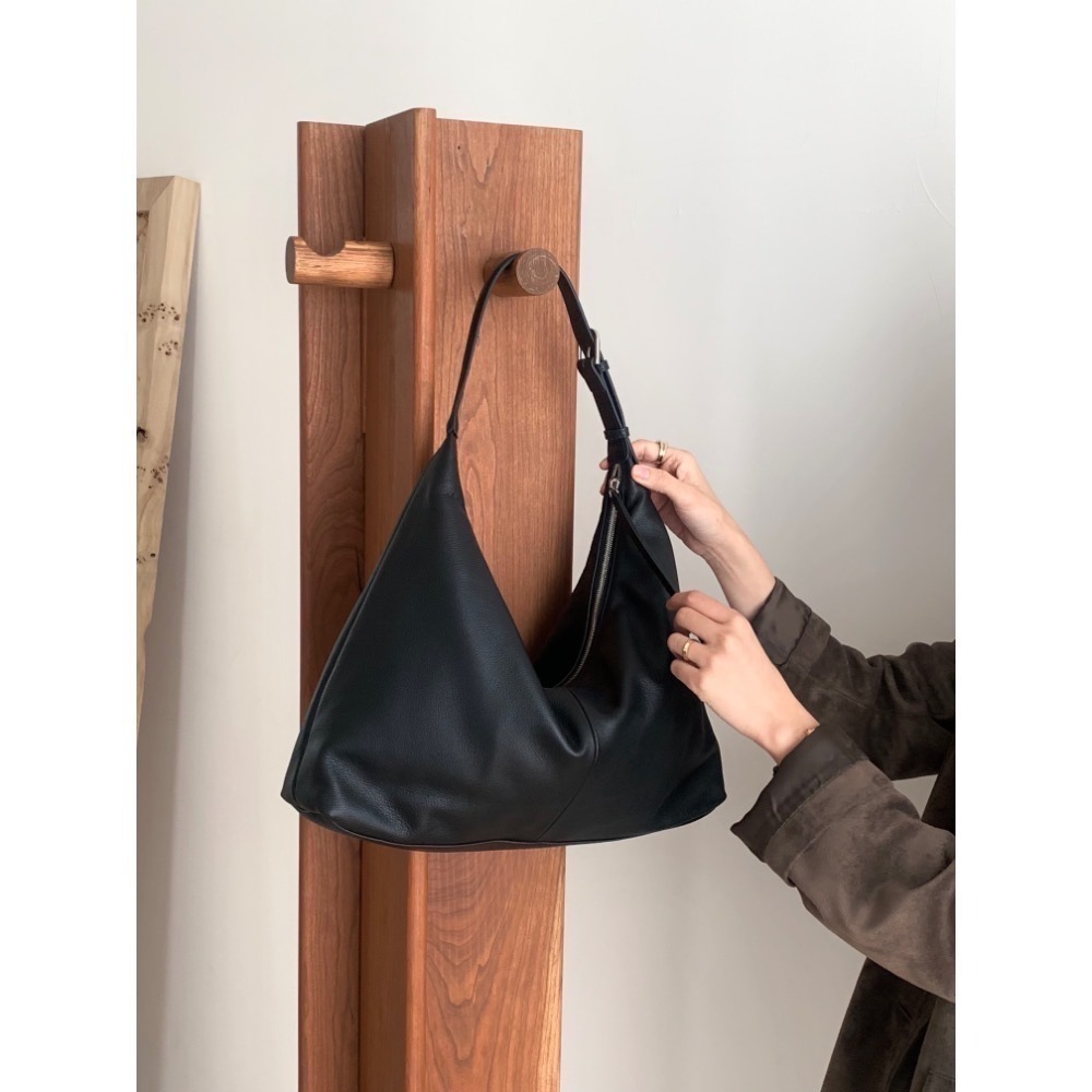 台中現貨 202512正韓🇰🇷真皮 hobo 小牛皮 2色 大容量飯糰包 肩背包 斜背包  側背包-規格圖11