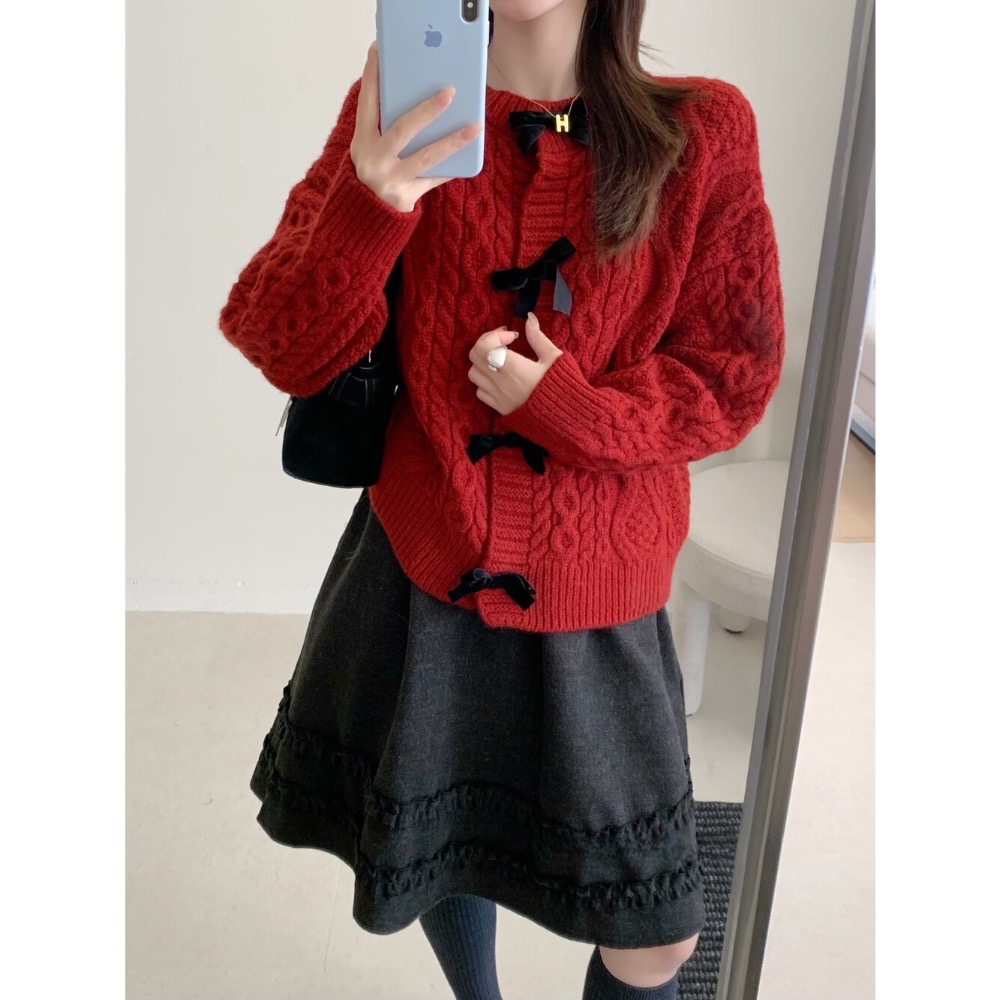 台中現貨⚡️202512小資💘 過年紅色毛衣 立體蝴蝶結針織毛線帽子外套上衣 10392-# LWD-細節圖2