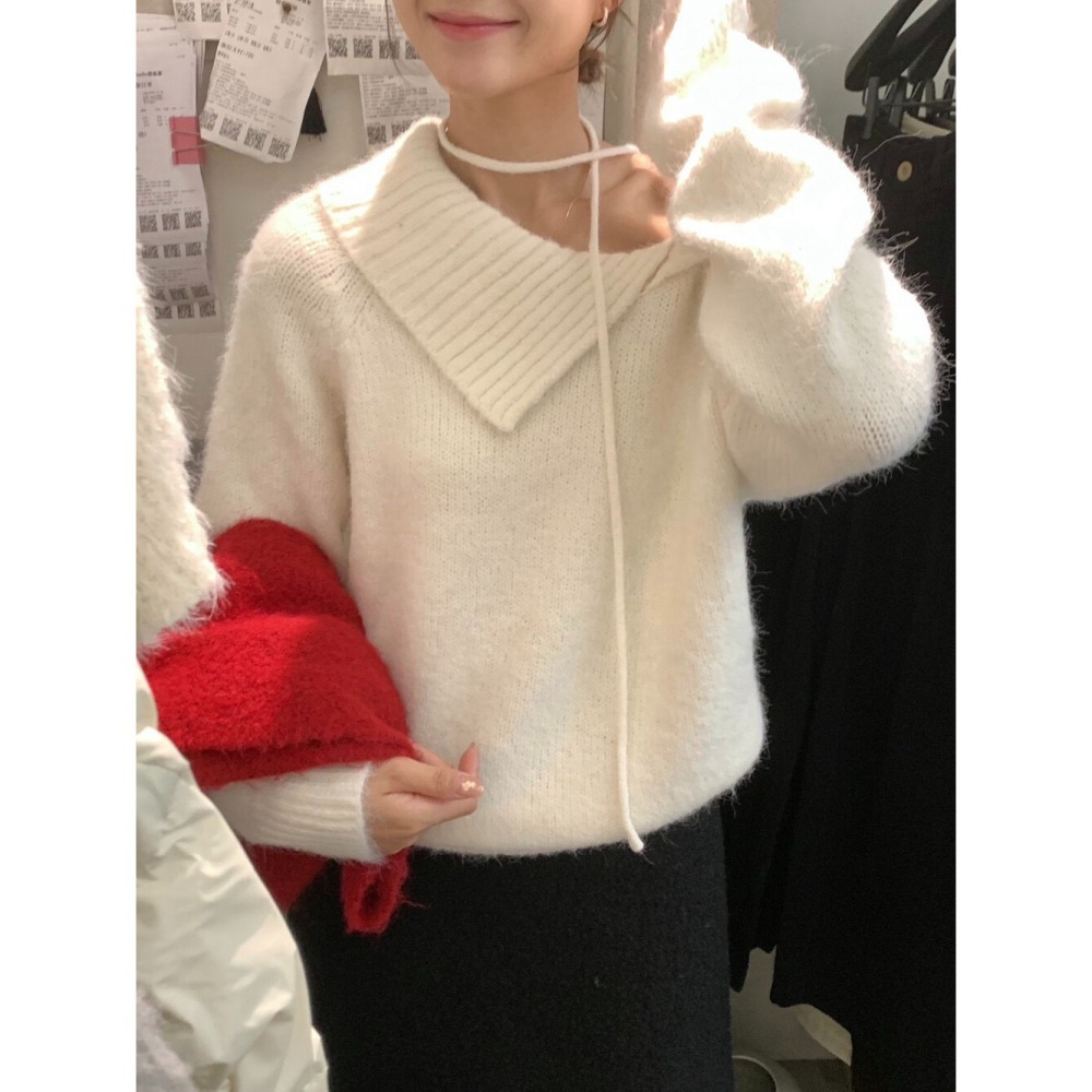 ［台中現貨⚡️過年紅色毛衣］韓系簡約大翻領小露香肩不規則綁帶腰繩 含8%羊毛針織毛衣 06745-細節圖3