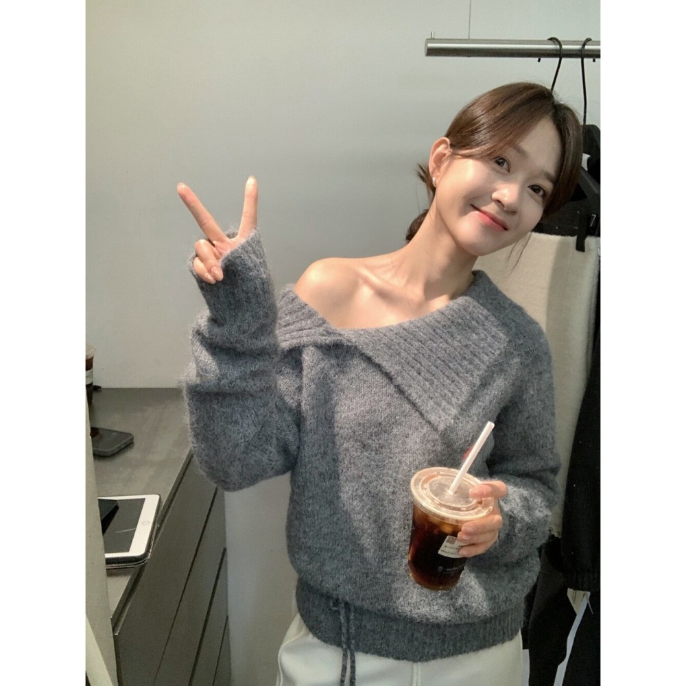 ［台中現貨⚡️過年紅色毛衣］韓系簡約大翻領小露香肩不規則綁帶腰繩 含8%羊毛針織毛衣 06745-細節圖4