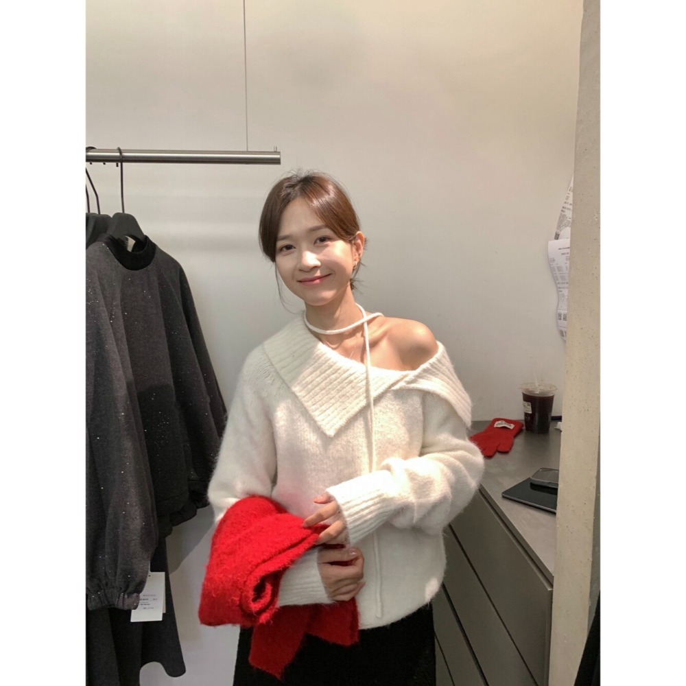［台中現貨⚡️過年紅色毛衣］韓系簡約大翻領小露香肩不規則綁帶腰繩 含8%羊毛針織毛衣 06745-細節圖5