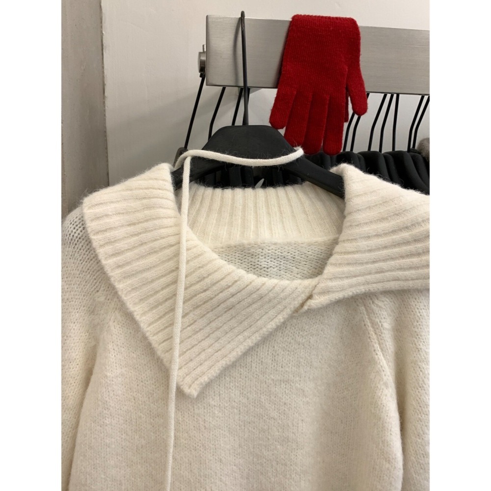 ［台中現貨⚡️過年紅色毛衣］韓系簡約大翻領小露香肩不規則綁帶腰繩 含8%羊毛針織毛衣 06745-細節圖8