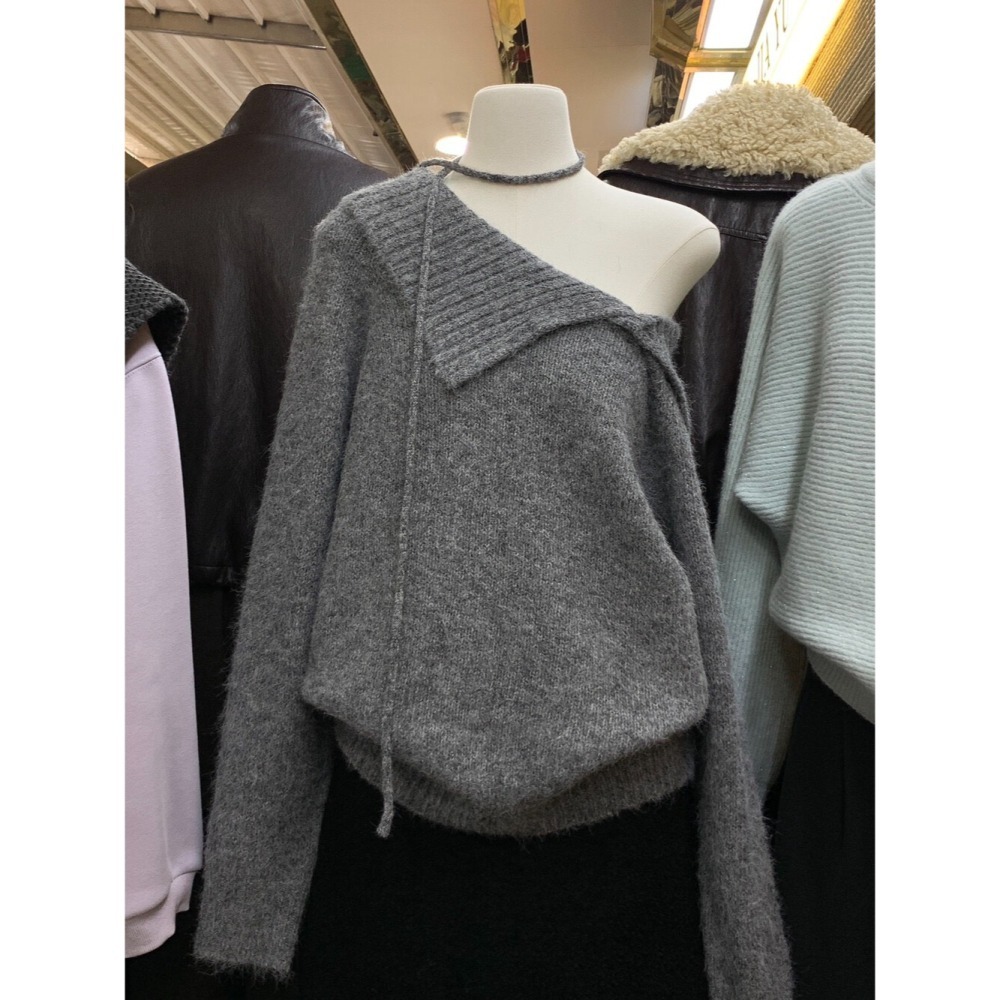 ［台中現貨⚡️過年紅色毛衣］韓系簡約大翻領小露香肩不規則綁帶腰繩 含8%羊毛針織毛衣 06745-細節圖9