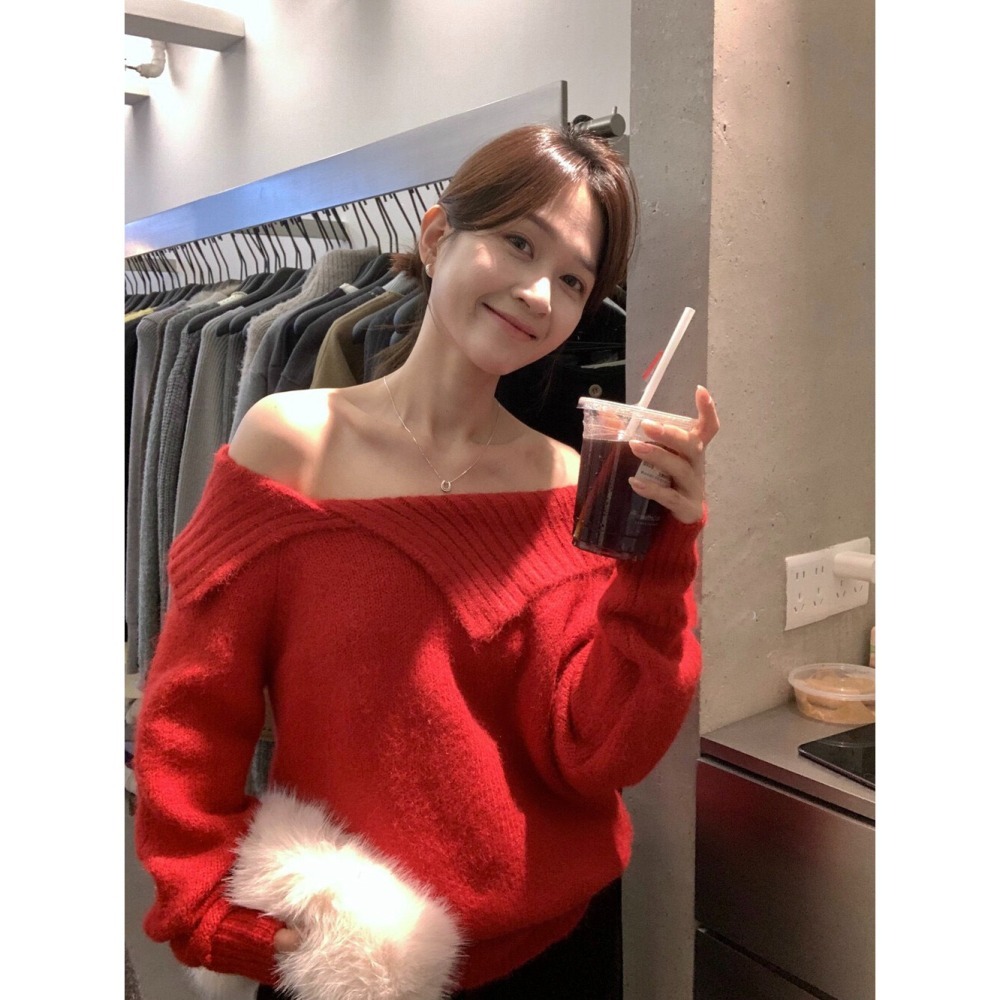 ［台中現貨⚡️過年紅色毛衣］韓系簡約大翻領小露香肩不規則綁帶腰繩 含8%羊毛針織毛衣 06745-細節圖11