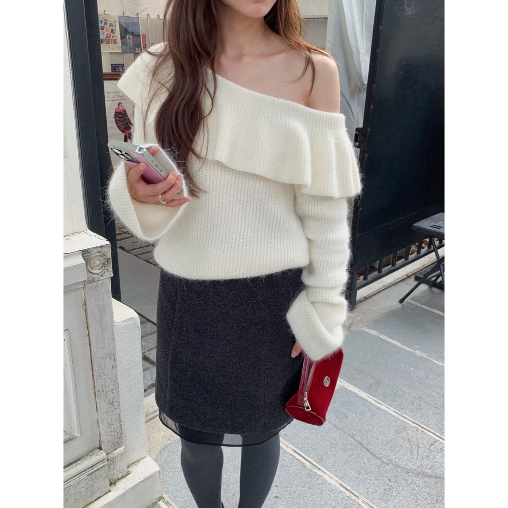 ［台中現貨⚡️過年紅色毛衣］💘 荷葉邊木耳滾邊斜肩露肩平口針織純色毛衣 3-3262 4色 過年紅色毛衣-細節圖2