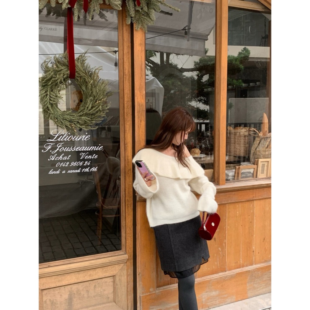 ［台中現貨⚡️過年紅色毛衣］💘 荷葉邊木耳滾邊斜肩露肩平口針織純色毛衣 3-3262 4色 過年紅色毛衣-細節圖3