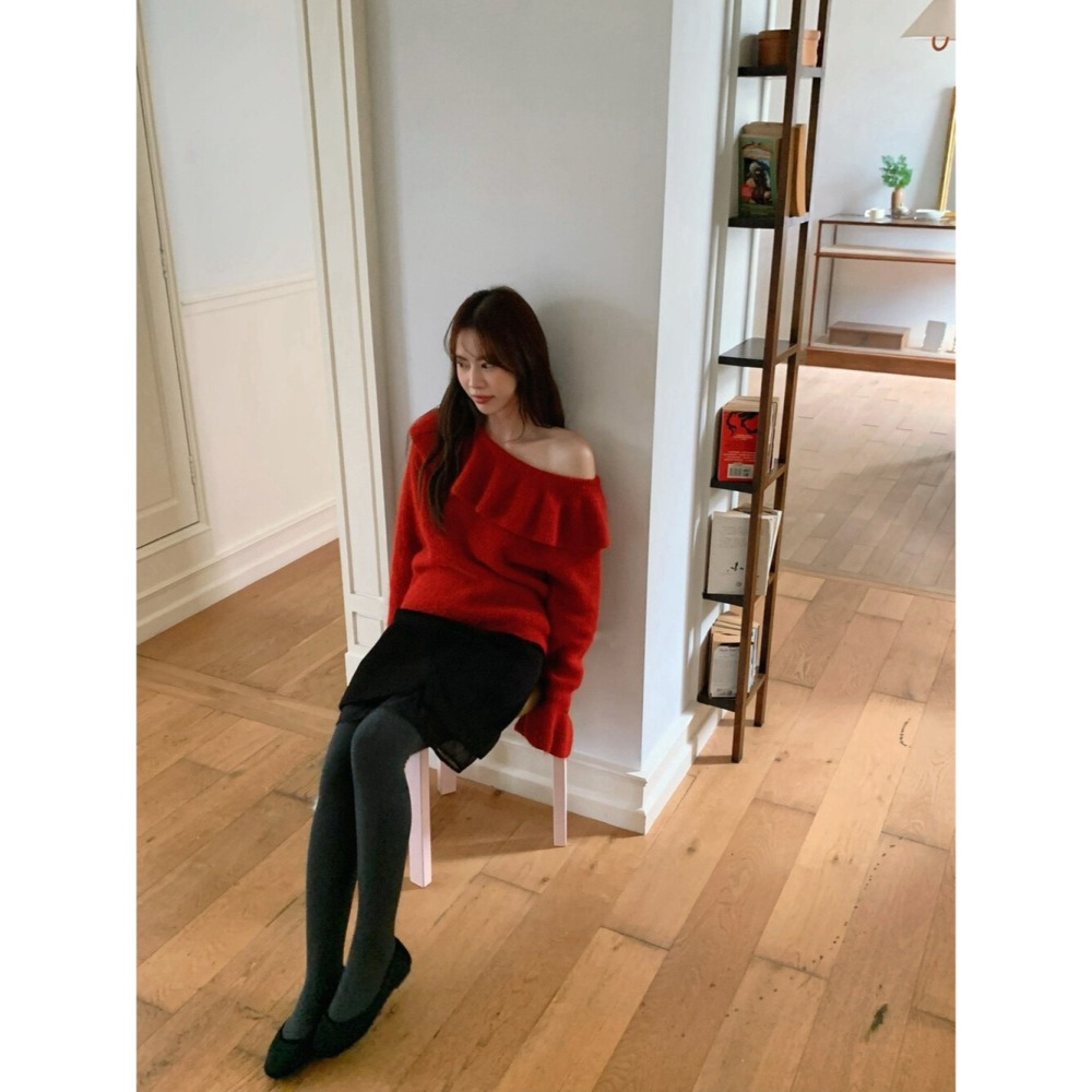［台中現貨⚡️過年紅色毛衣］💘 荷葉邊木耳滾邊斜肩露肩平口針織純色毛衣 3-3262 4色 過年紅色毛衣-細節圖5