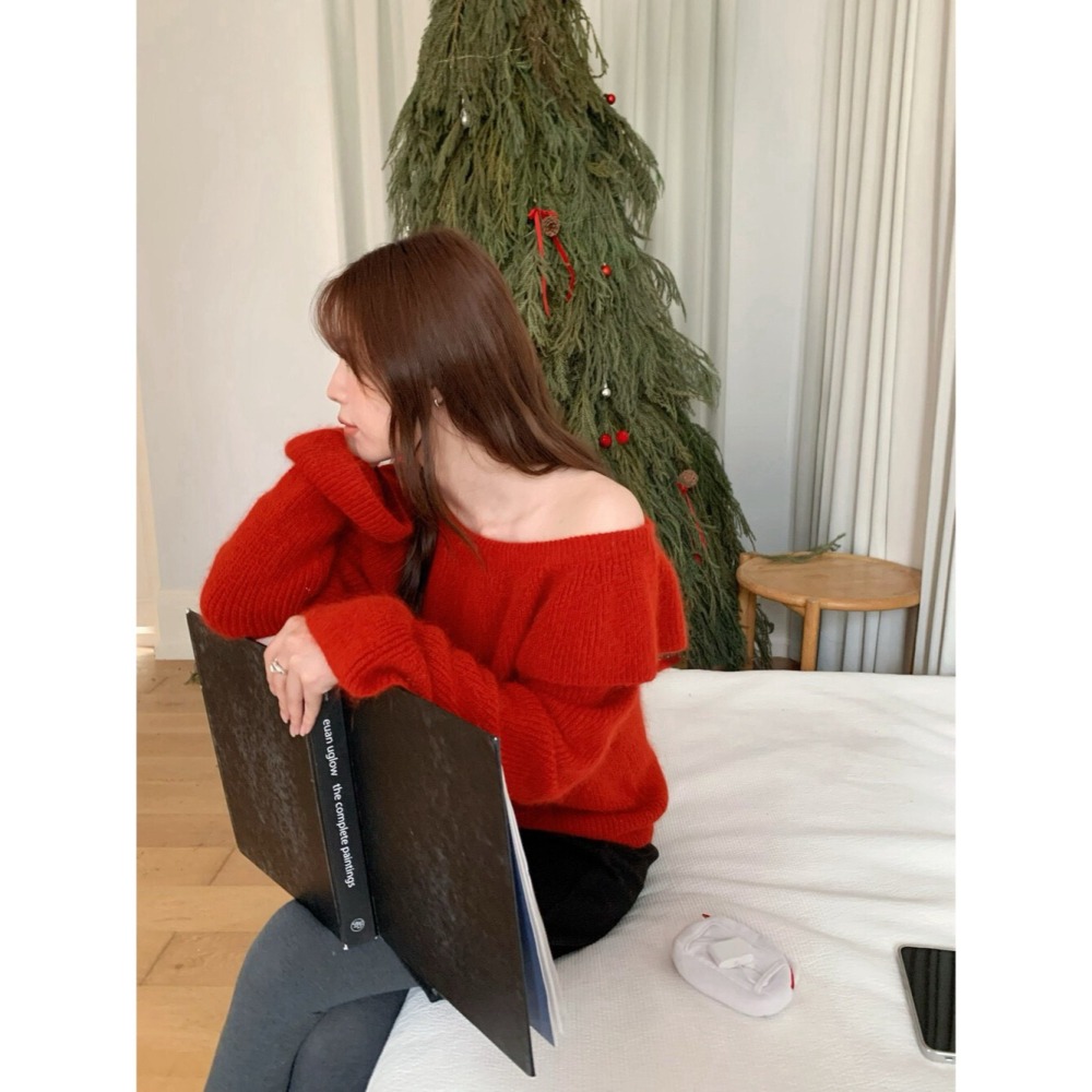 ［台中現貨⚡️過年紅色毛衣］💘 荷葉邊木耳滾邊斜肩露肩平口針織純色毛衣 3-3262 4色 過年紅色毛衣-細節圖6