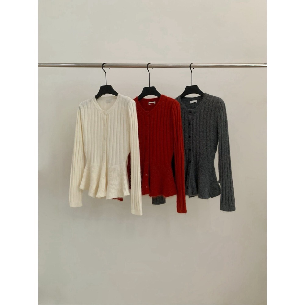 台中現貨⚡️💘 坑條條紋設計感小裙襬 縮腰顯瘦 純色圓領針織毛衣過年紅色毛衣 1-3281-細節圖10