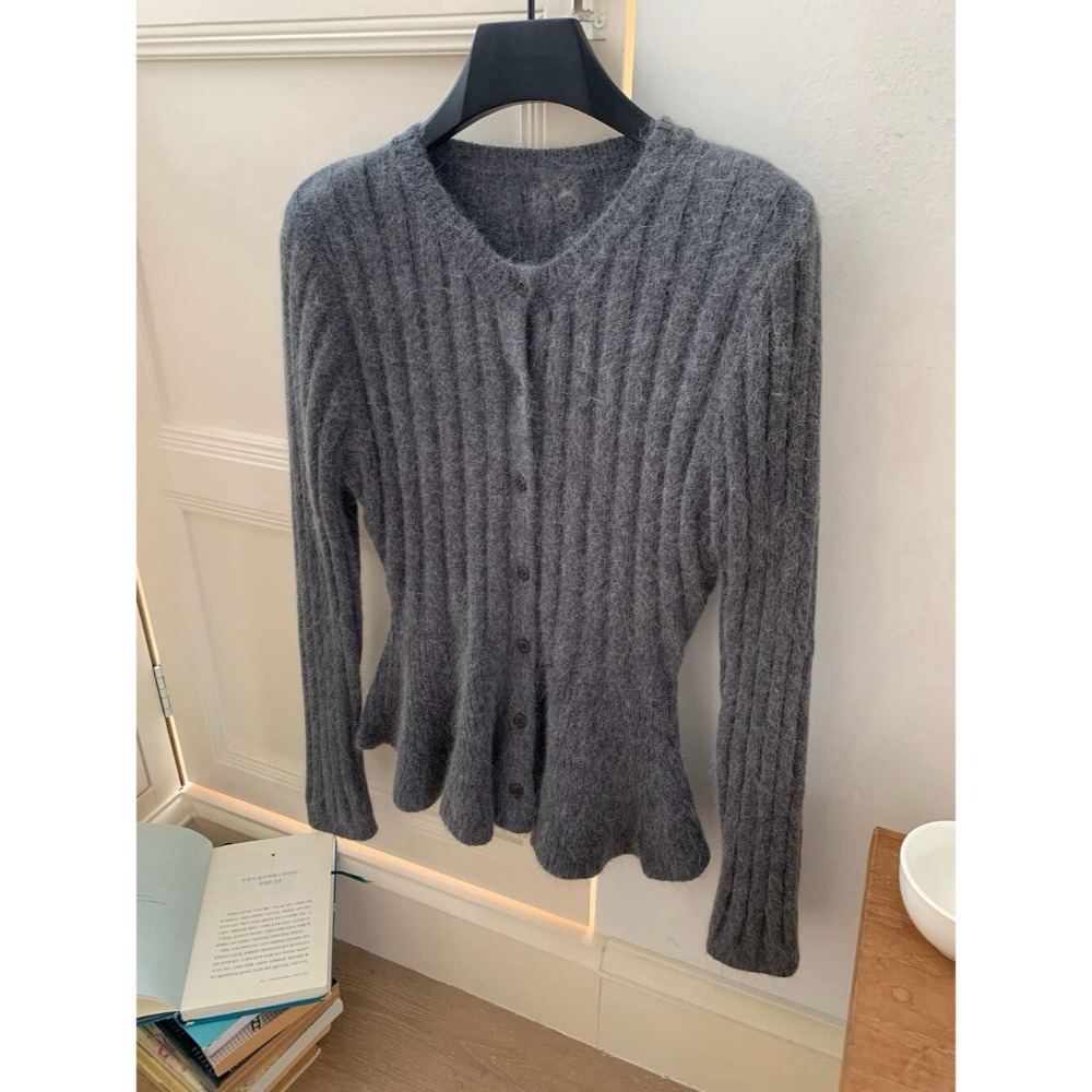 台中現貨⚡️💘 坑條條紋設計感小裙襬 縮腰顯瘦 純色圓領針織毛衣過年紅色毛衣 1-3281-規格圖11